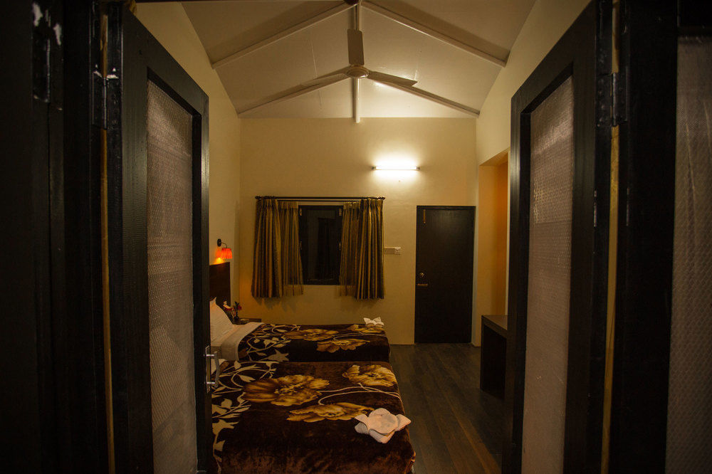 Chitwan Adventure Resort Sauraha Esterno foto