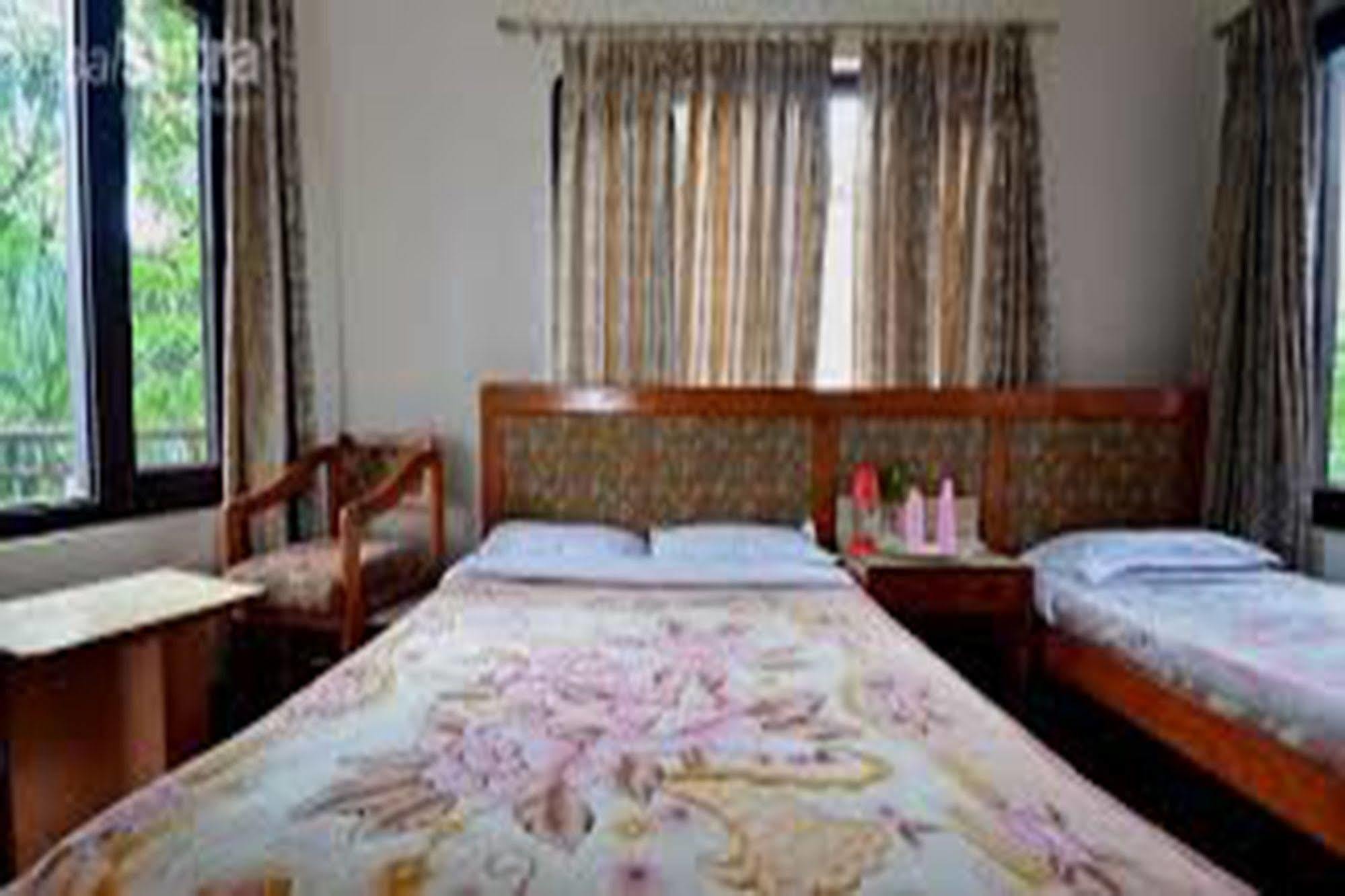 Chitwan Adventure Resort Sauraha Esterno foto