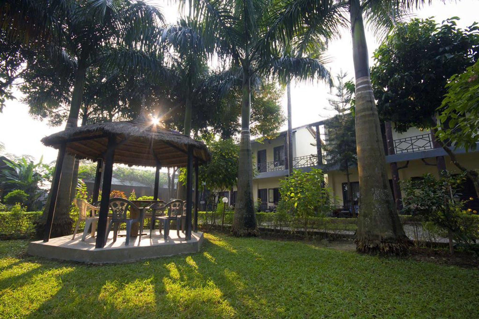 Chitwan Adventure Resort Sauraha Esterno foto