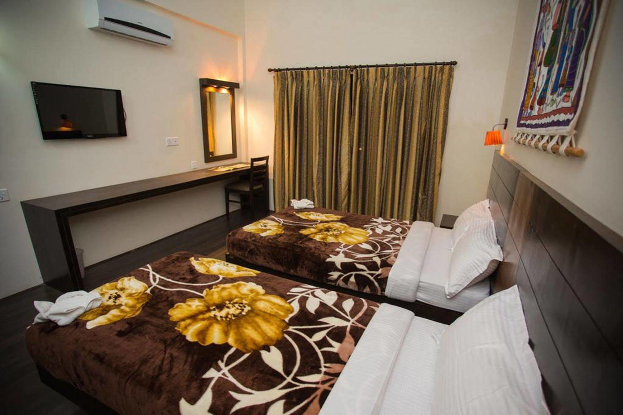 Chitwan Adventure Resort Sauraha Esterno foto
