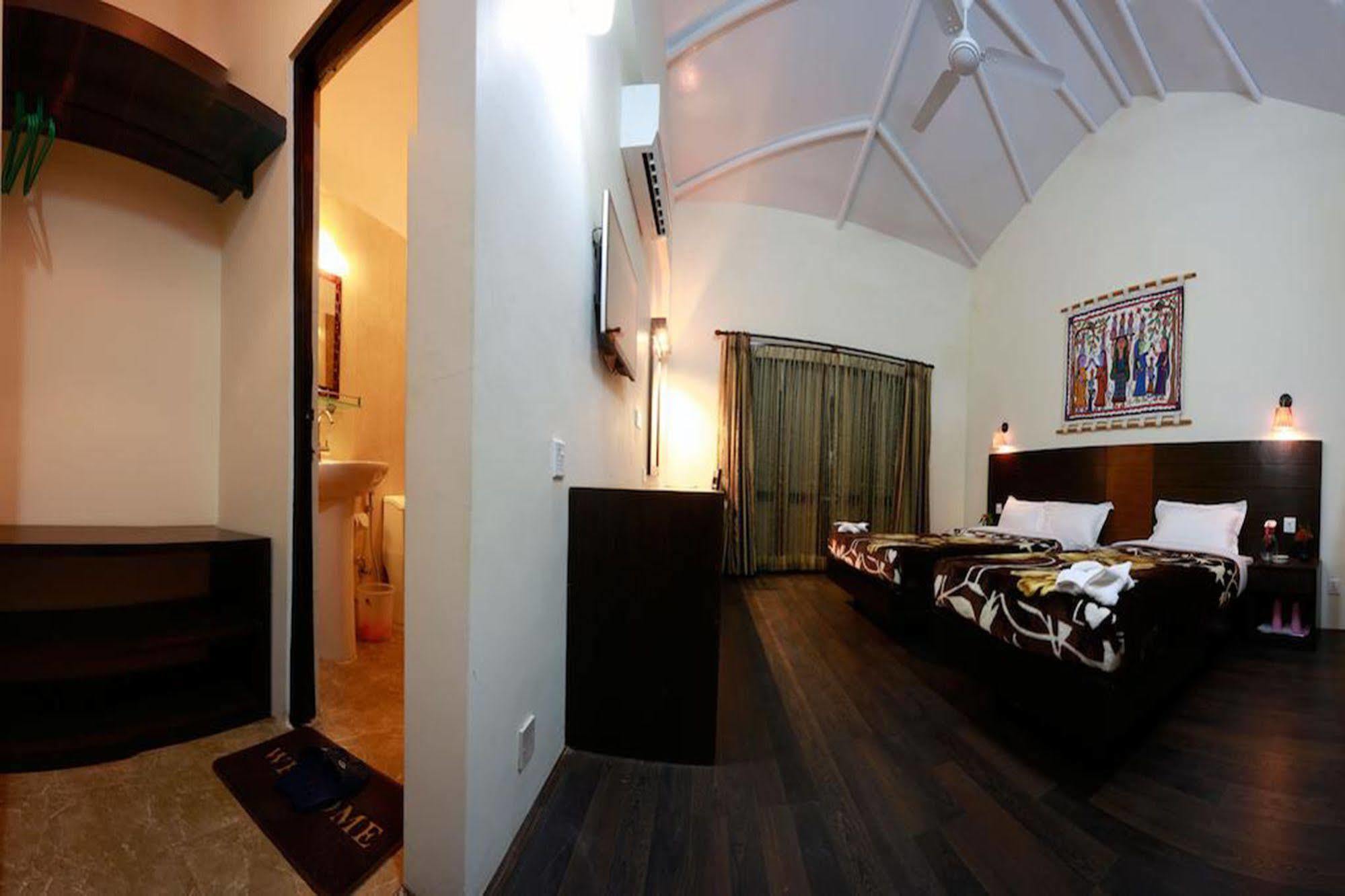 Chitwan Adventure Resort Sauraha Esterno foto