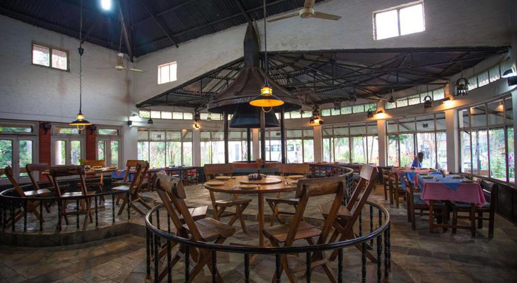 Chitwan Adventure Resort Sauraha Esterno foto